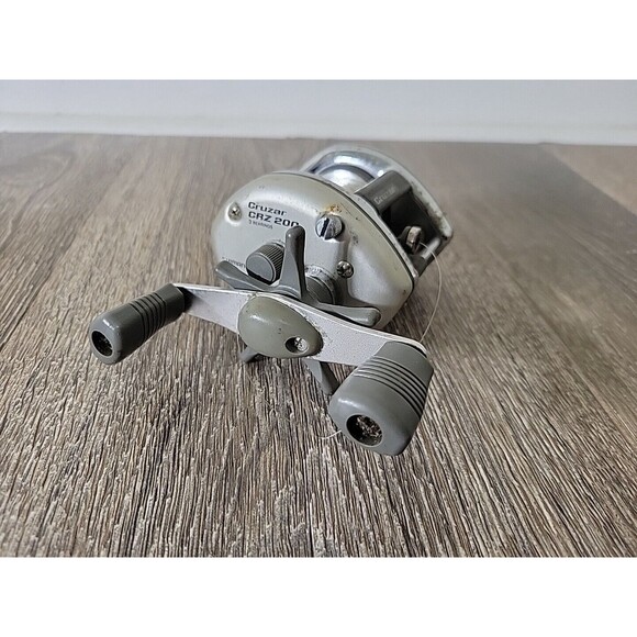 Shimano Cruzar CRZ 200 Fishing Reel 3 Bearing - PARTS OR REPAIR - Picture 1 of 13